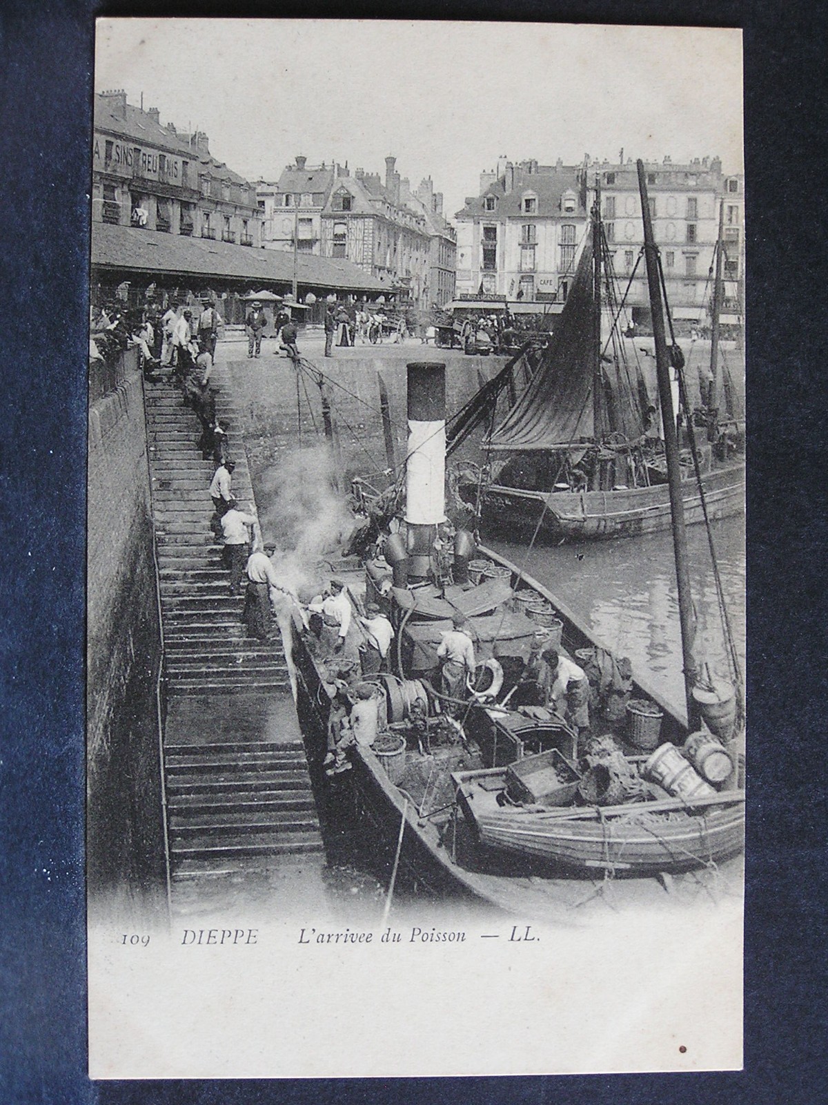 Old postcard - 76 - Dieppe - The arrival and discharge of the fish. Very Animated...