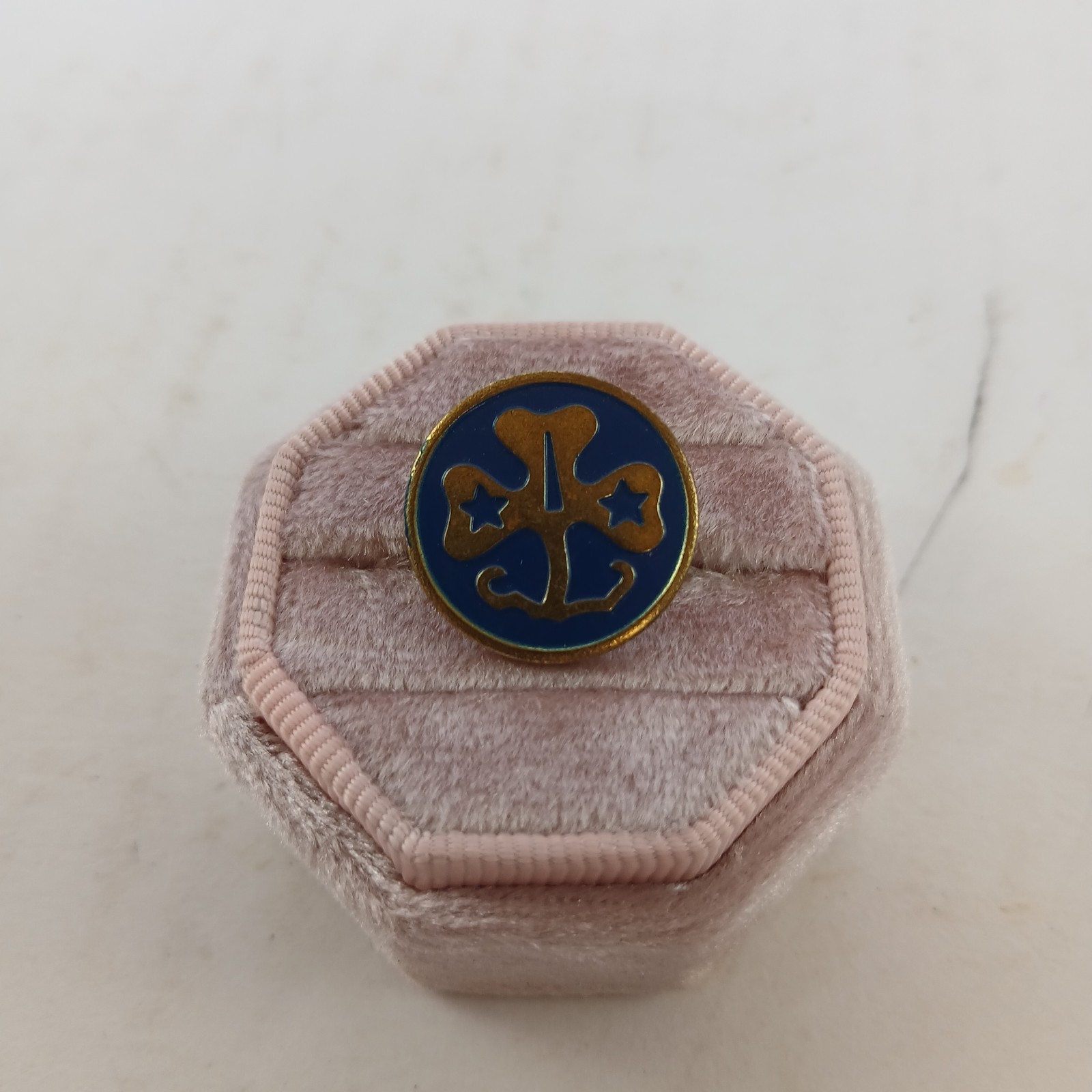 VTG Girl Scout Blue Gold Tone World Trefoil Pin Back Clover & Star Design Logo