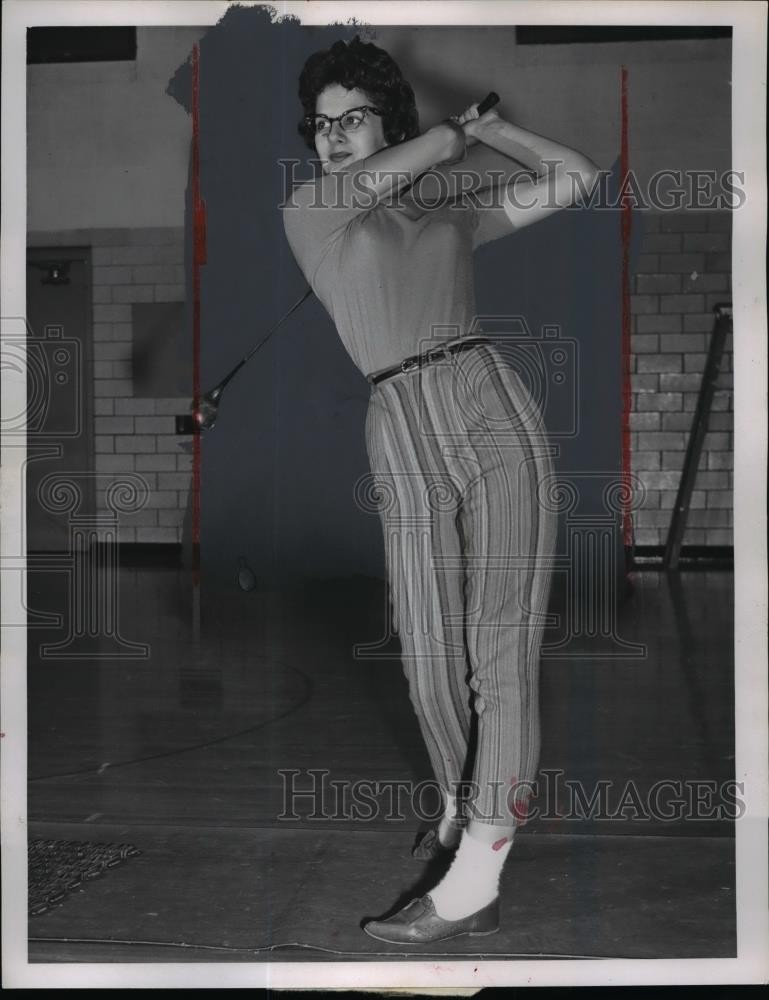 1960 Press Photo Brooklyn HS golfer in Cleveland Ohio - net19235