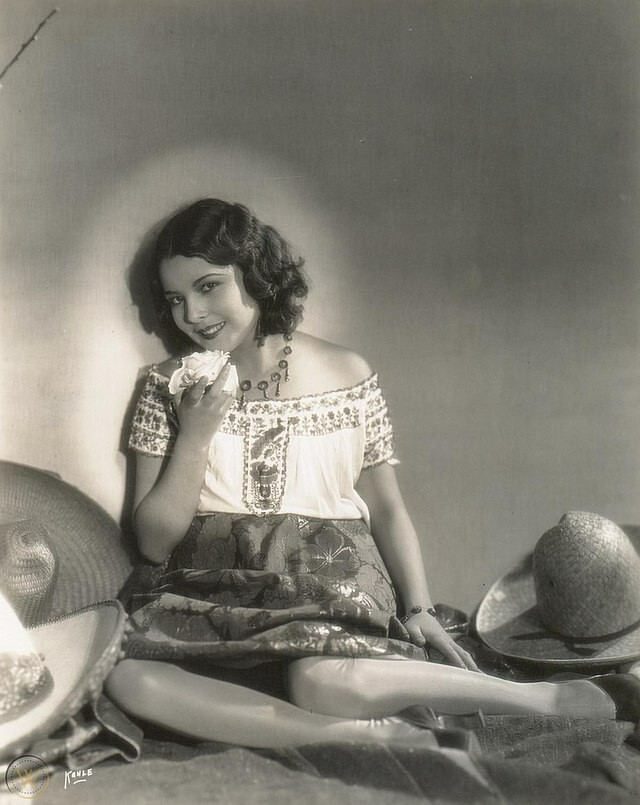 BEAUTIFUL LUPITA TOVAR 8X10 Photo