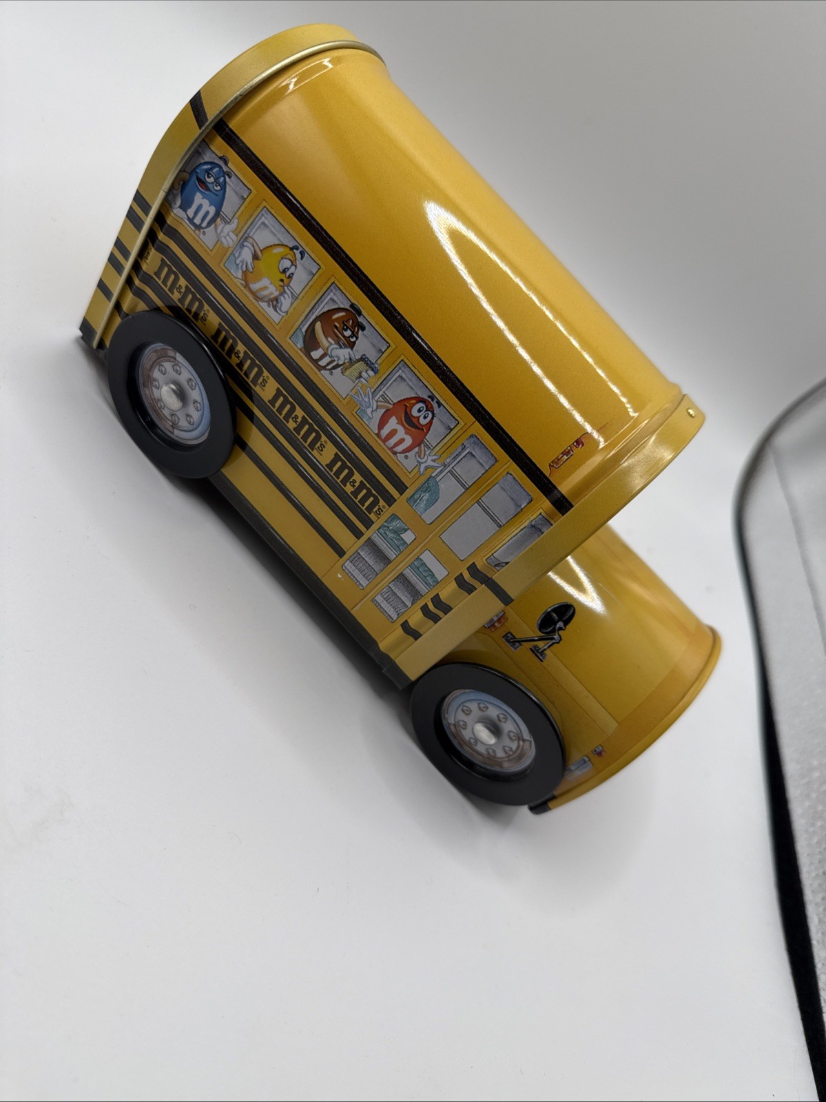 VINTAGE M & M\'S SCHOOL BUS TIN BOX METAL 1997 MARS INC. ROLLING WHEELS