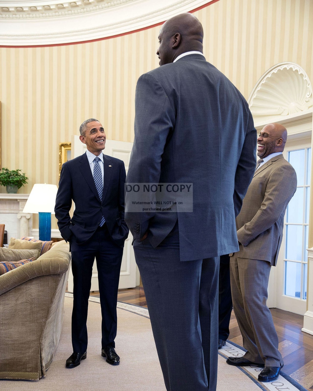 BARACK OBAMA & SHAQUILLE O\'NEAL IN THE OVAL OFFICE IN 2015 - 8X10 PHOTO (ZY-526)