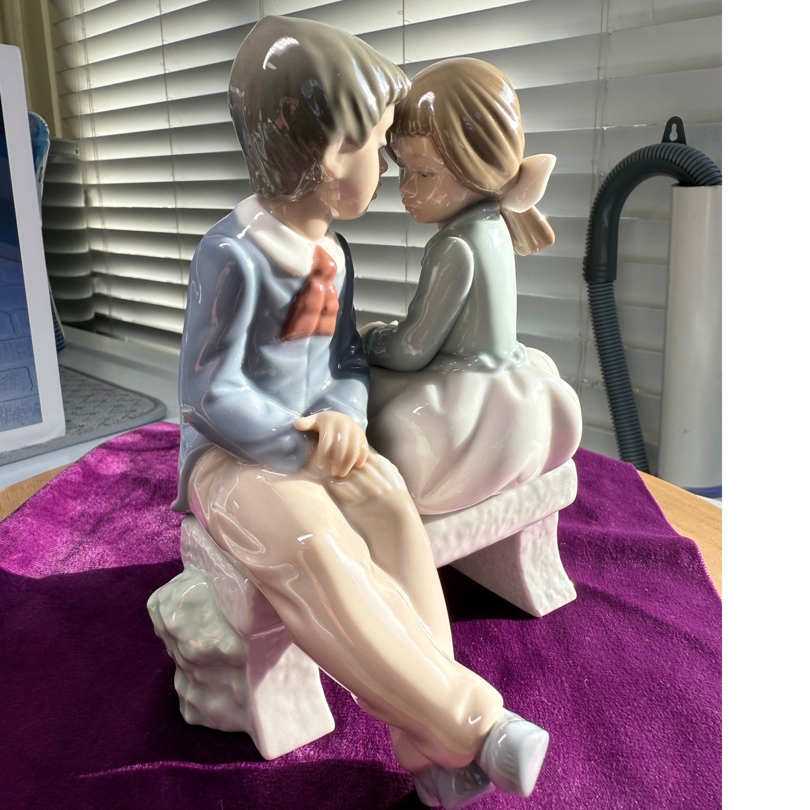 NAO Lladro First Love Figurine Boy Girl on Bench 1136 Pastel Glossy Excellent