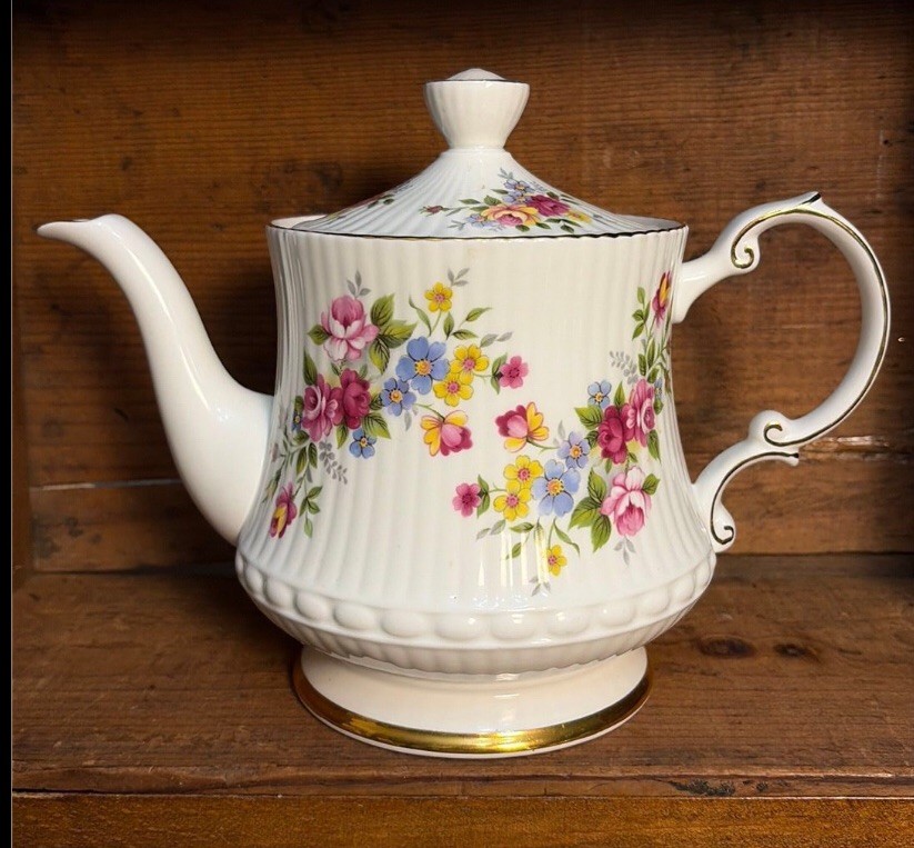 Vintage Elizabethan Fine Bone China Teapot — \