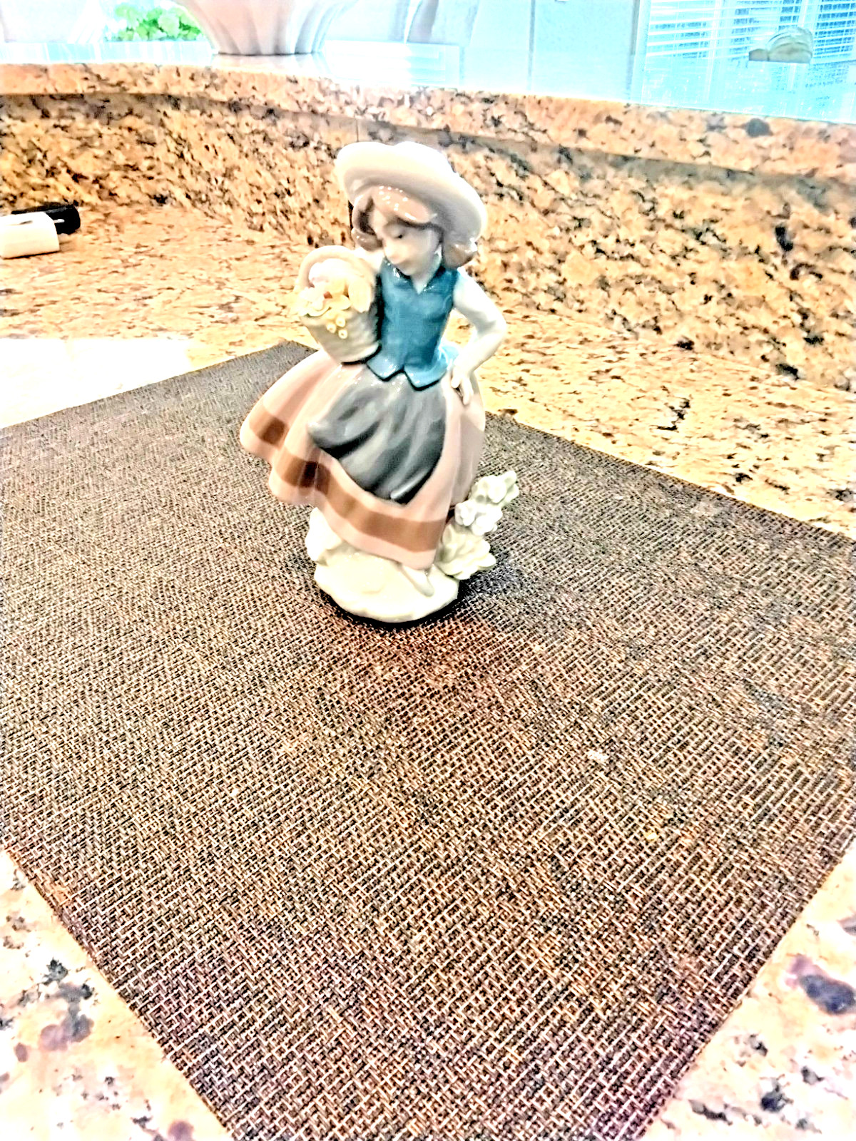 Lladro #5221 Sweet Scent Figurine Girl w/ Flower Basket Spain Mint Condition Lladro #5221 Sweet Scent Figurine Girl w/ Flower Basket Spain Mint Condition