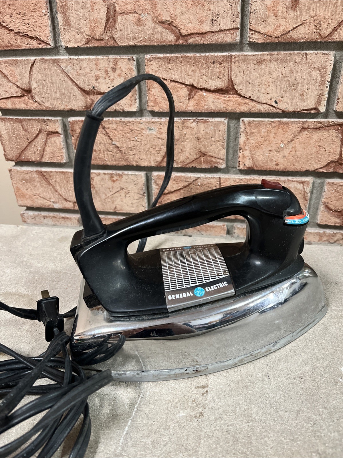 Vintage GENERAL ELECTRIC GE Steam & Dry Iron Tested And It Gets Warm Vintage GENERAL ELECTRIC GE Steam & Dry Iron Tested And It Gets Warm