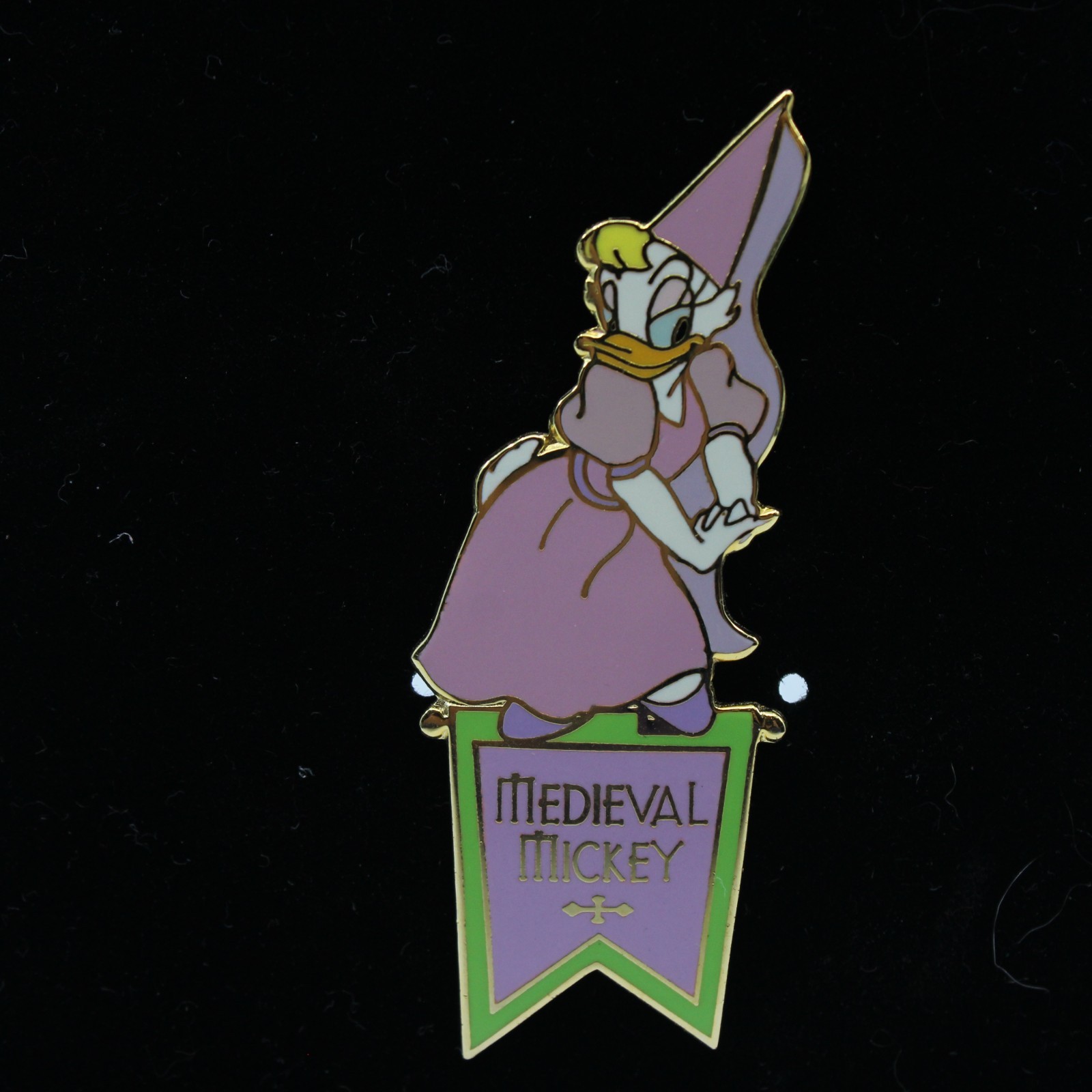 B1 Disney Auctions LE Pin Medieval Mickey Daisy Duck