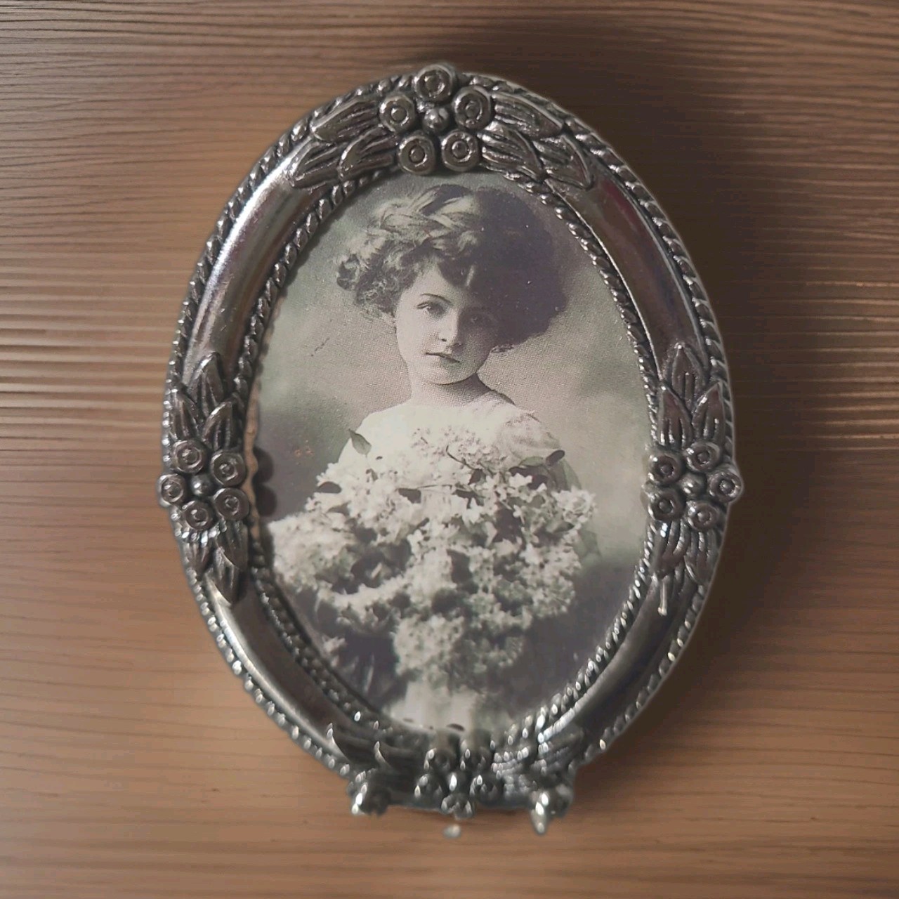 Vintage Oval Picture frame with wire easel back Taiwan 