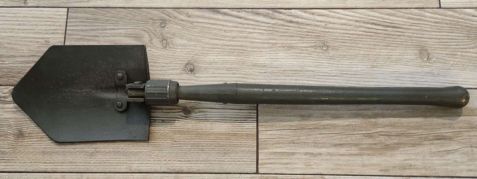 WWII US M1943 Folding Shovel Entrenching Tool – 1944 WOOD Co. Stamped – VINTAGE WWII US M1943 Folding Shovel Entrenching Tool – 1944 WOOD Co. Stamped – VINTAGE