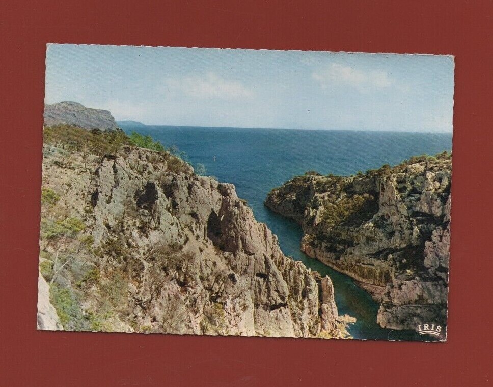 CASSIS SUR MER - La calanque d\'En Vau vue du plateau du Cadieron .... (L6706)