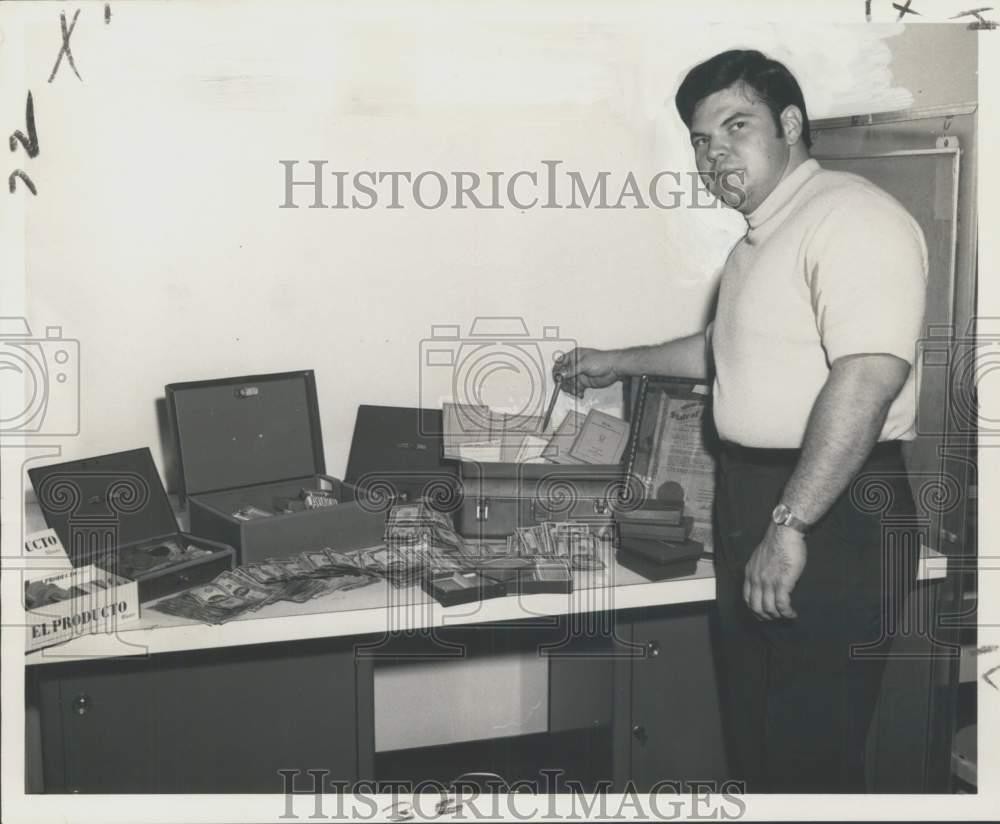 1969 Press Photo New Orleans Detective Marion Seghers displays seized raid money 1969 Press Photo New Orleans Detective Marion Seghers displays seized raid money