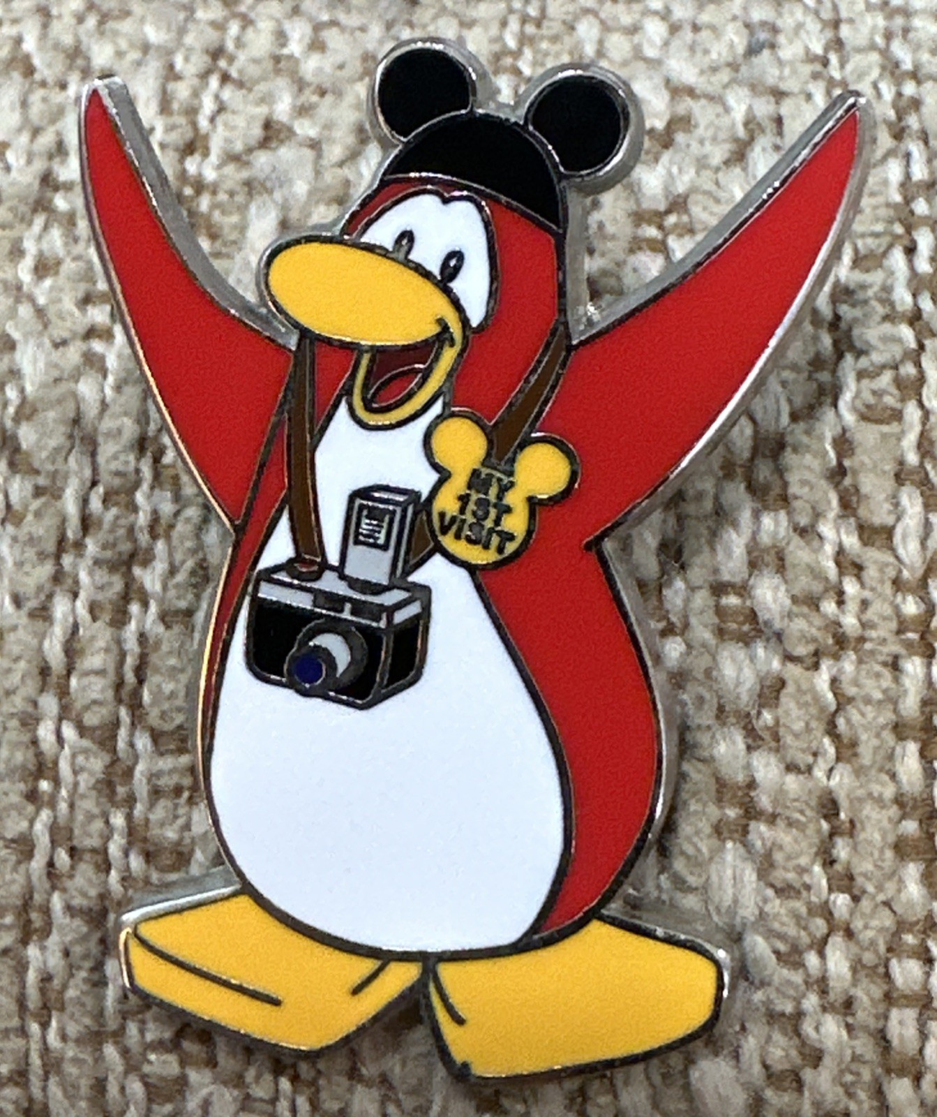 L@@K OFFICIAL 2010 DISNEY CLUB PENGUIN MYSTERY PIN COLLECTION MY FIRST VISIT