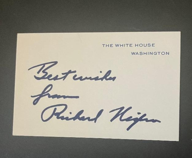 PRESIDENT RICHARD NIXON OFFICIAL WHITE HOUSE CARD WITH REPRODUCTION SIGNATURE