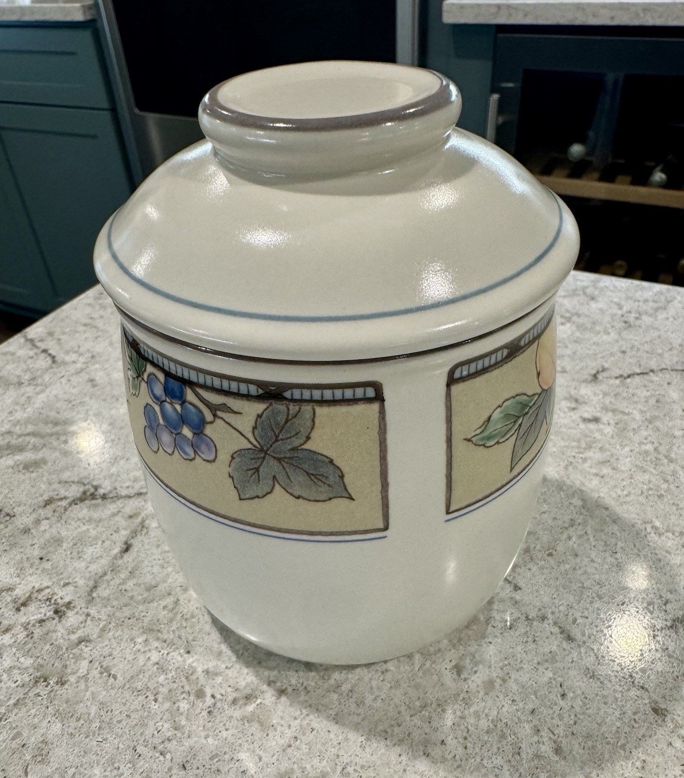 Vintage  Small Mikasa Intaglio Garden Harvest Canister w/Lid EUC