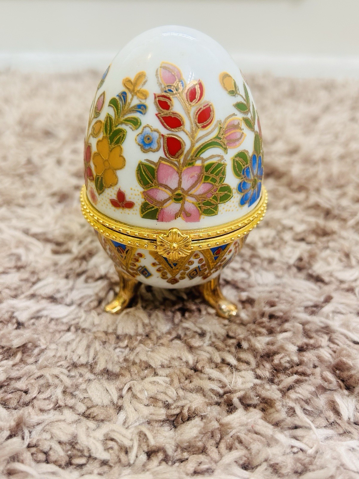 BEAUTIFUL HAND PAINTED PORCELAIN 3 LEG LIDDED EGG-SHAPED TRINKET BOX W/FLOWERS