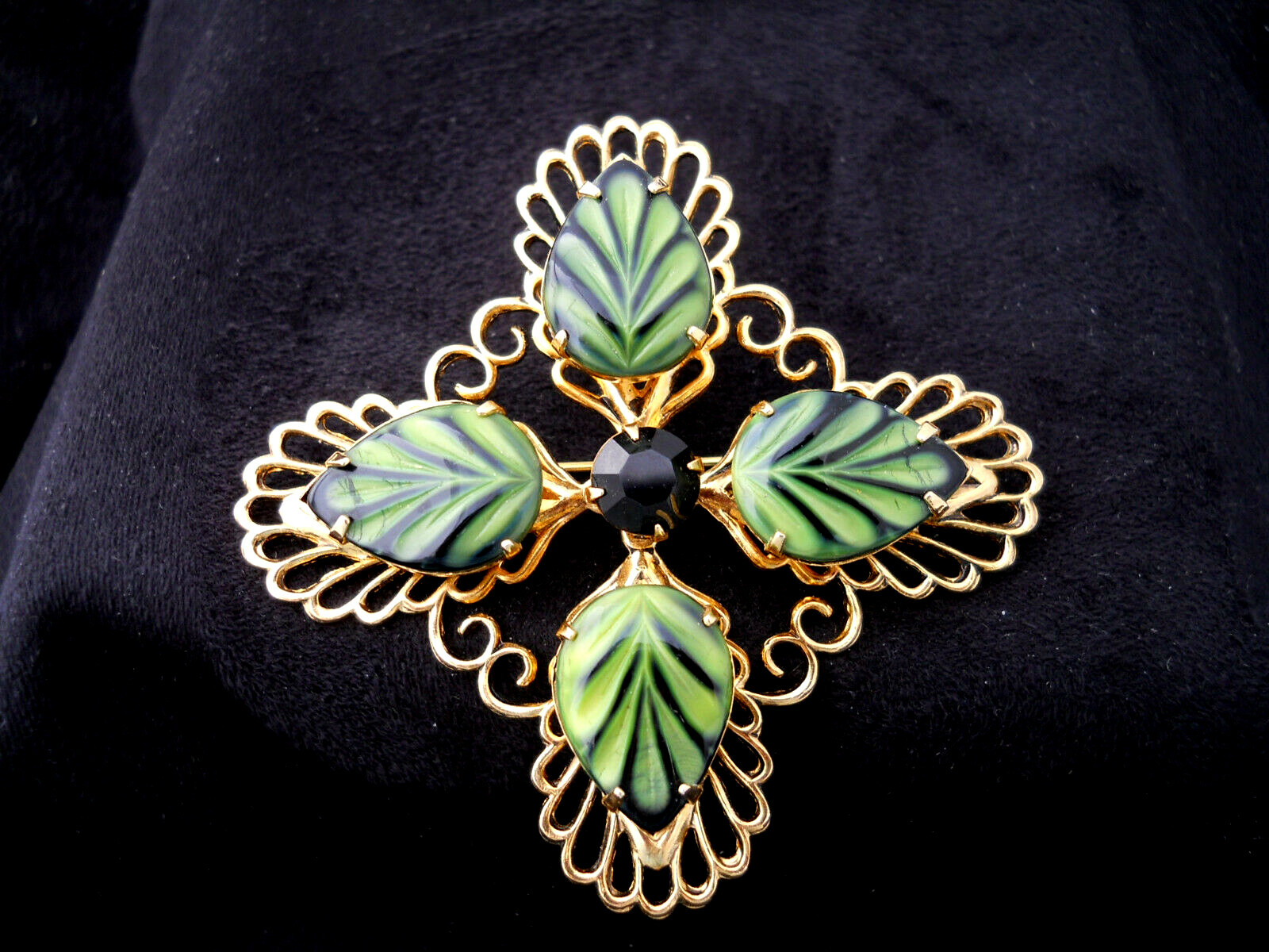 SARAH COVENTRY Vintage BROOCH PIN Faux Ruby with Lovely Leaves