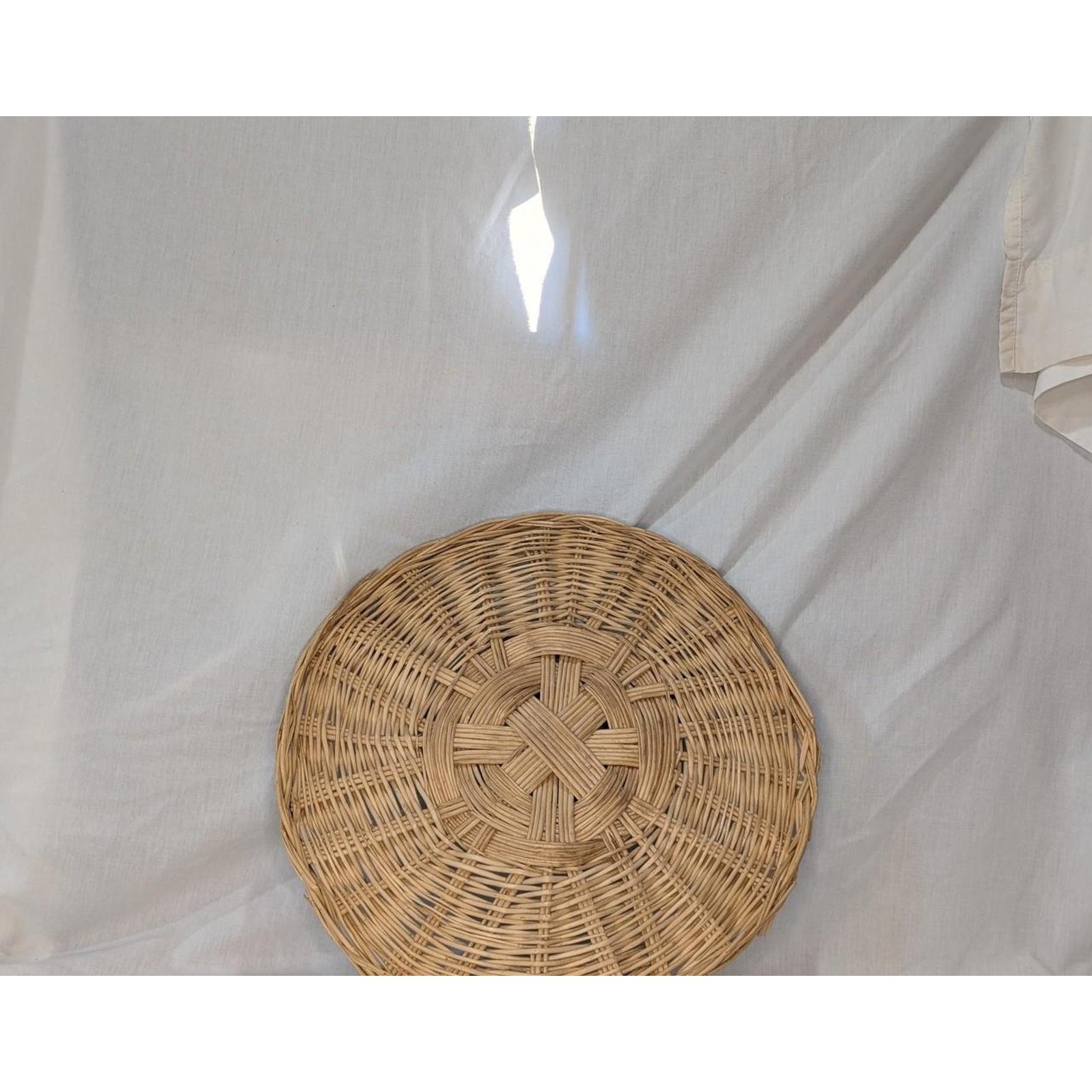 Round woven wicker wall basketwall