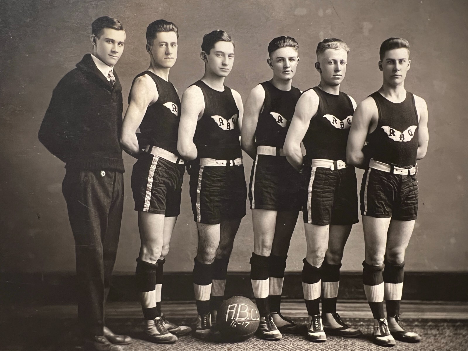 Vtg Photo 1916-17 Pekin A.B.C. Basketball Team Pekin Illinois - 9 3/4 x 7 3/4 in