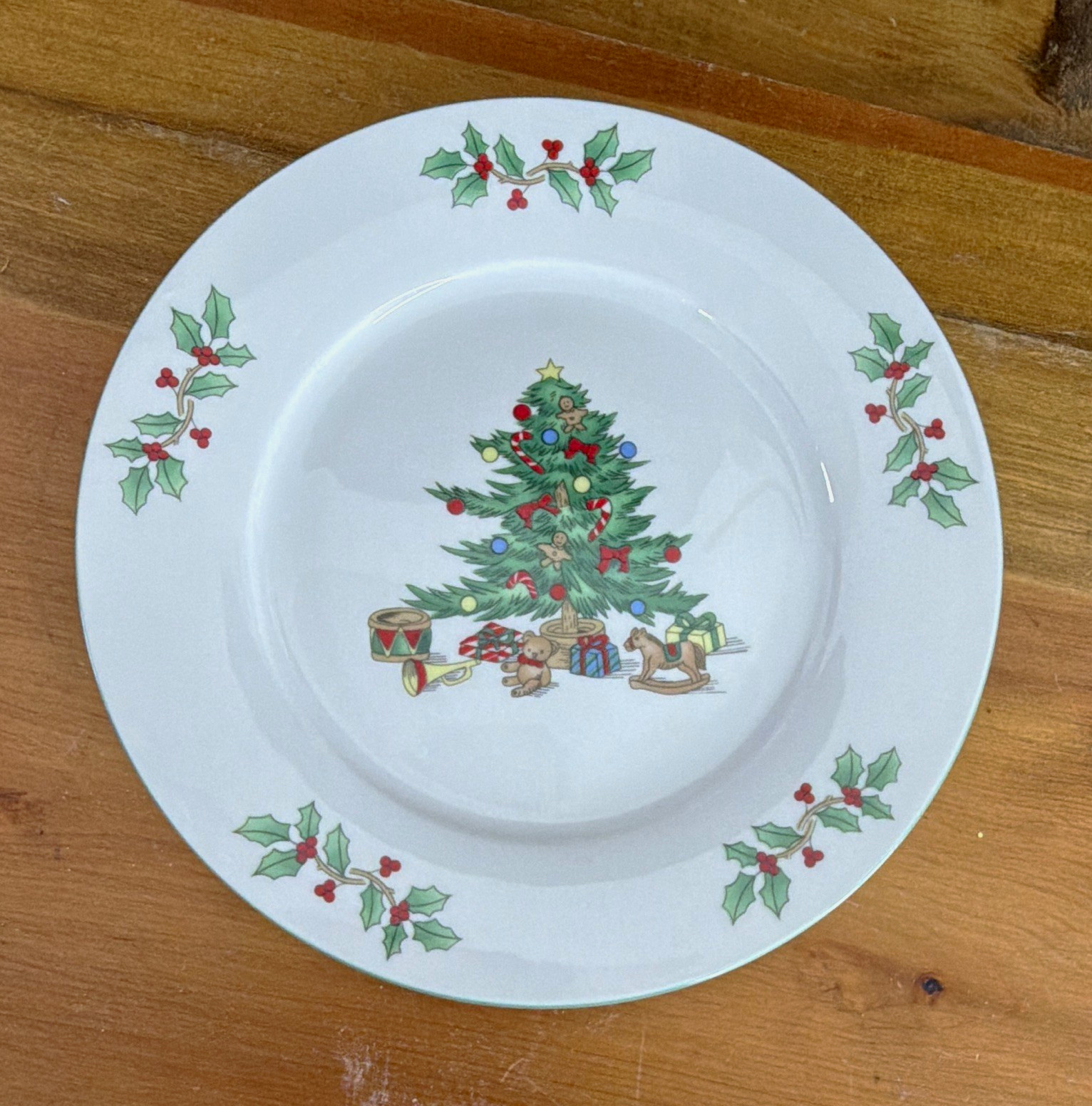 Noel Christmas Collector Plate Holly Pattern Ceramic Round 7.5in China