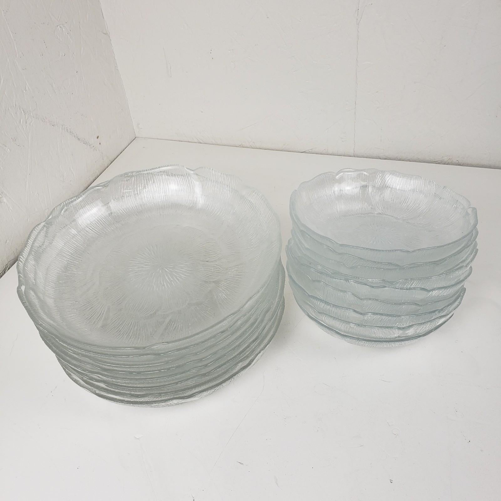 16 Piece Arcoroc France Fleur Embossed Clear Glass 8\
