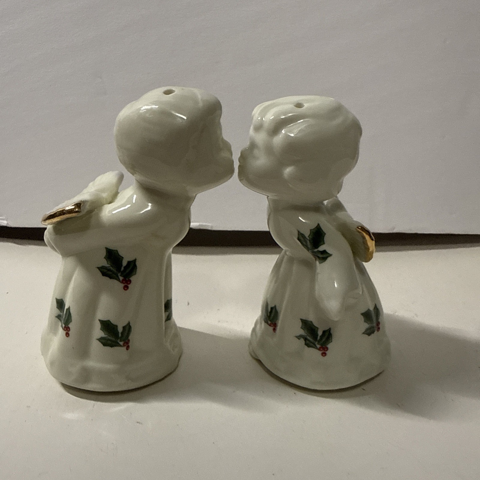 Kissing Angel Salt And Pepper Shakers Holly Print Dress Vtg Baum Bros. 