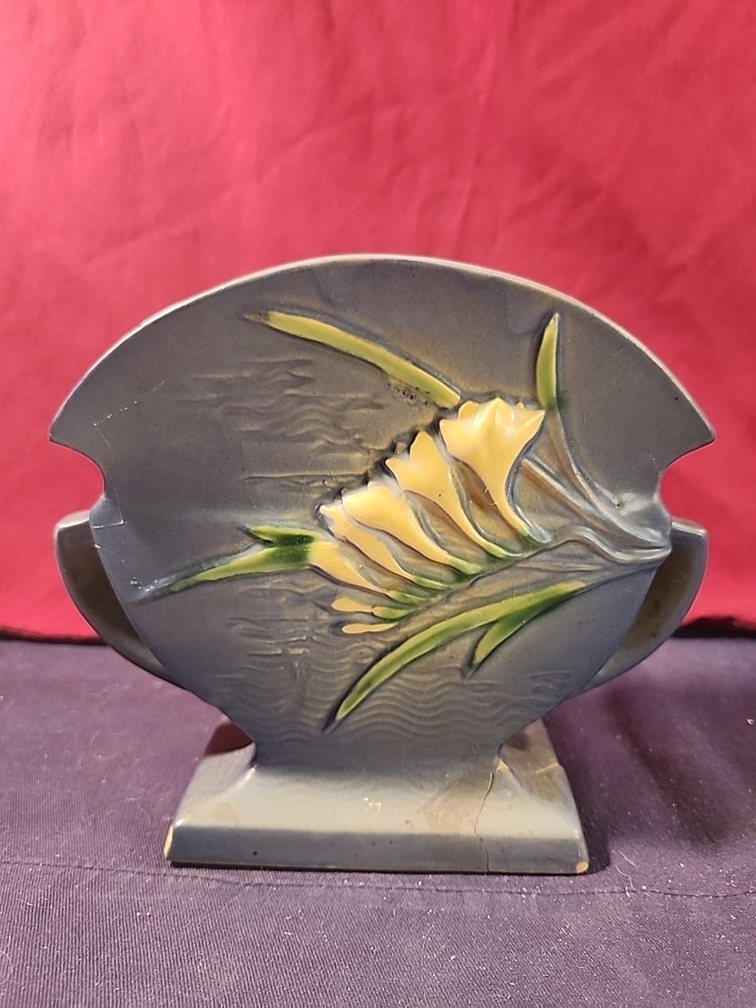 Roseville Freesia Pillow Vase 199-6