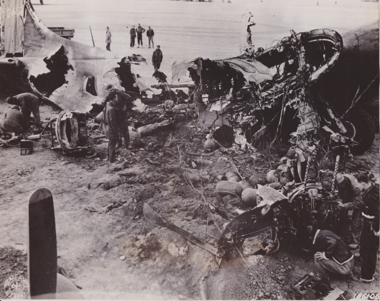 1943 Press Photo WWII US Army Boeing B-17 Flying Fortress Shot Down North Africa
