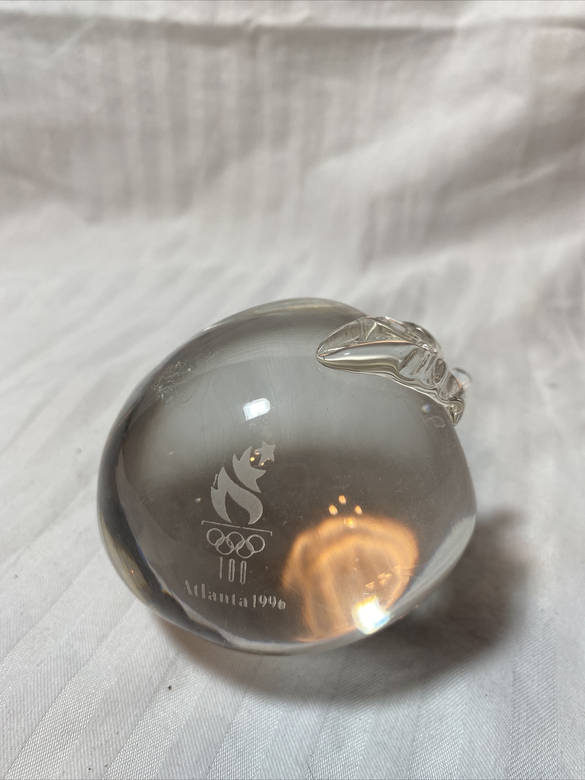 OLYMPICS ATLANTA 1996  PAPERWEIGHT CRYSTAL CLEAR GLASS APPLE WITH LEAF  