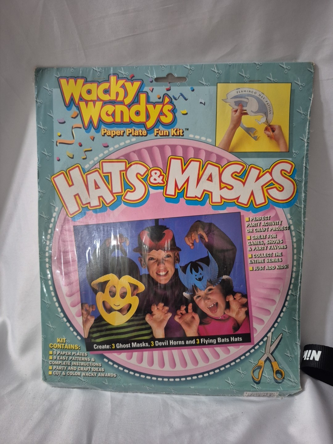 VTG 1991 WACKY WENDY\'s Hats & Masks Halloween Paper Plate NOS  GREAT NOSTALGIA