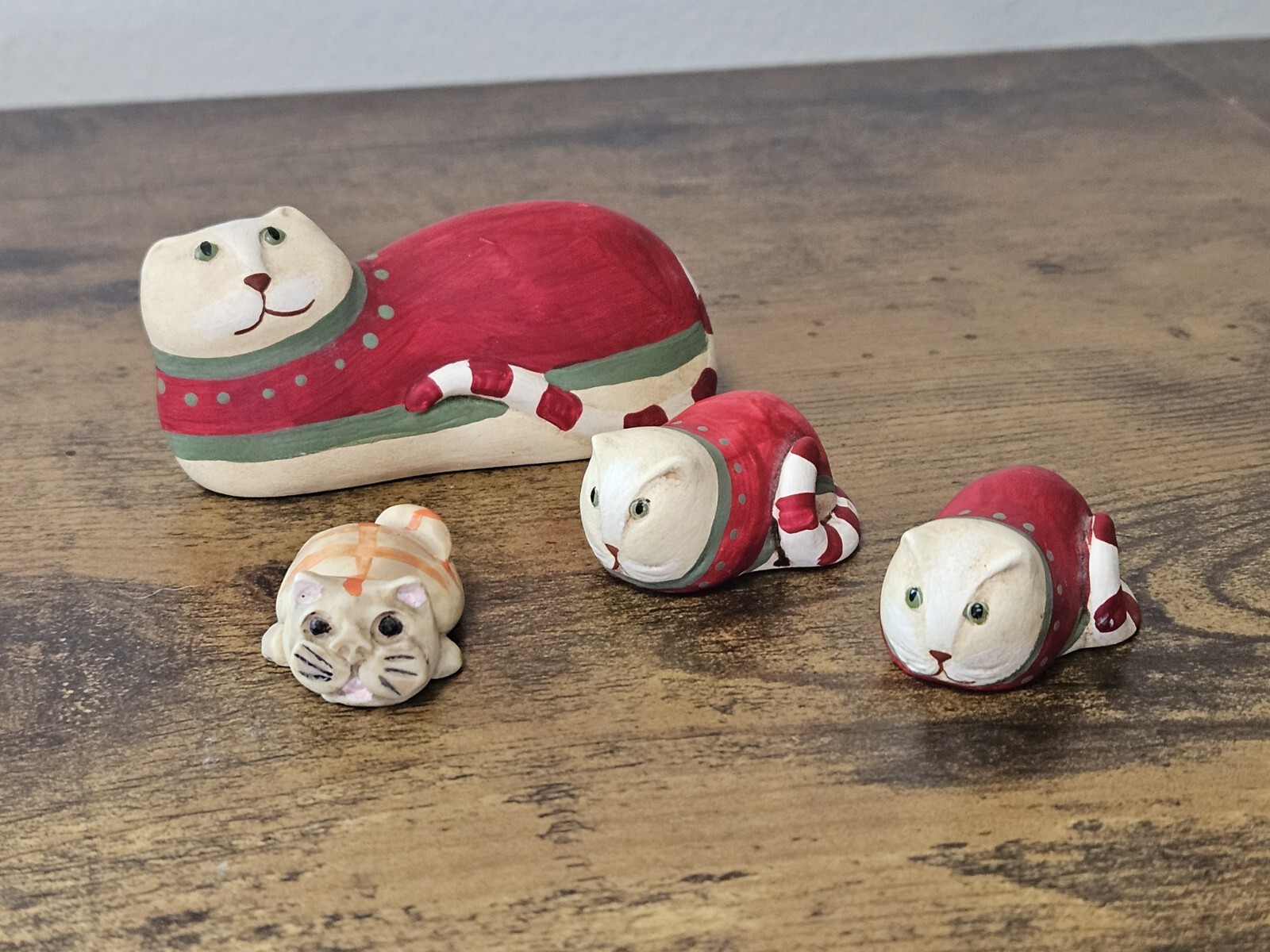 VTG 4 Wooden Small Cats In Sweaters Figurines Hand Painted 1989 Excellent Cond 