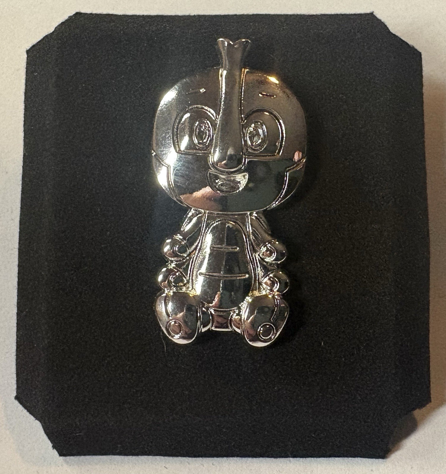 VeeFriends Treasure Chest Balanced Beetle Silver Pin Limited /55 Garyvee
