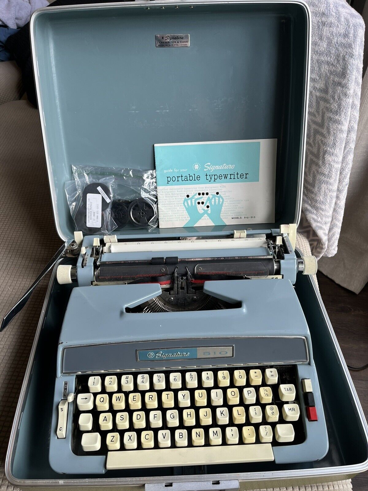 1965 BLUE MONTGOMERY WARD SIGNATURE 510 TYPEWRITER w CASE, MANUAL, AND INK