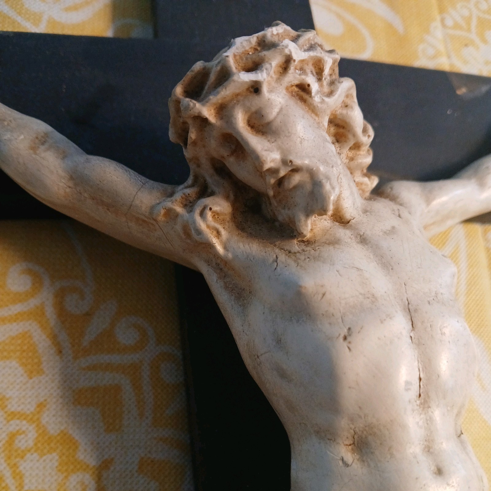 LARGE VINTAGE CHRISTIAN CATHOLIC CROSS, WOOD, CHALKWARE CRUCIFIX CORPUS 18X9