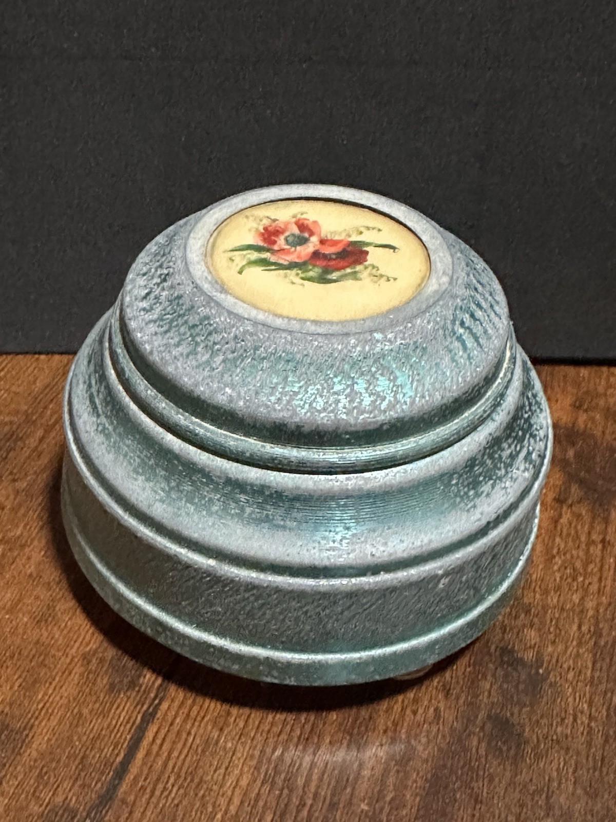 Vintage wind-up musical powder puff vanity box