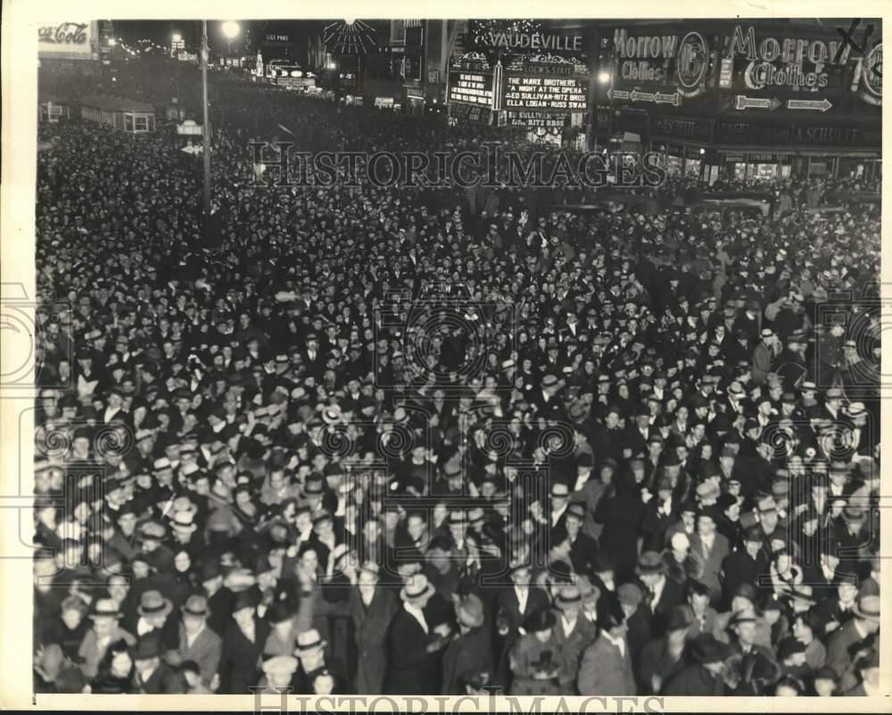 1936 Press Photo Crowd gathered in Times Square, New Year's Eve in New York