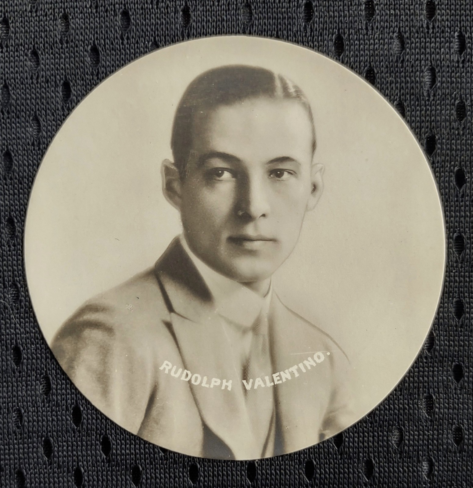 1924 Godfrey Phillips Cinema Stars Circular Discs Tobacco Rudolph Valentino NM