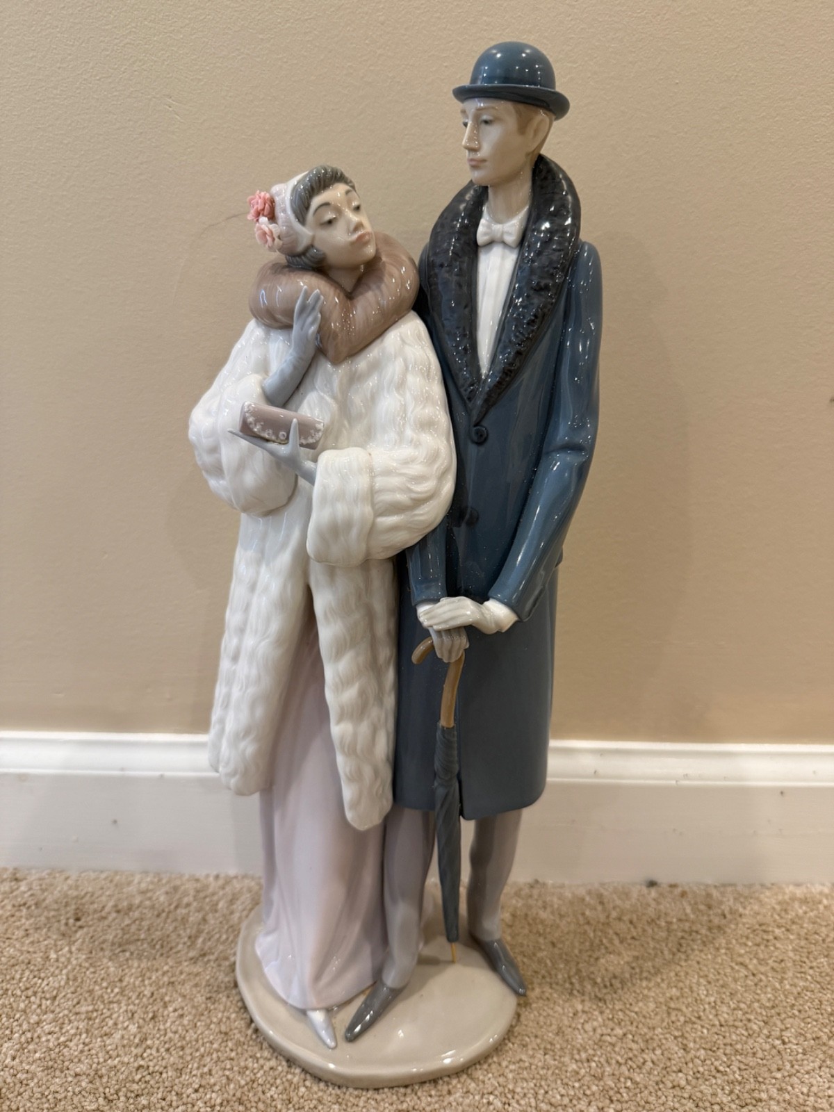 Lladro “On the Town” #1452 (Glossy). Couple llardo Exc. Cond. No Original Box.