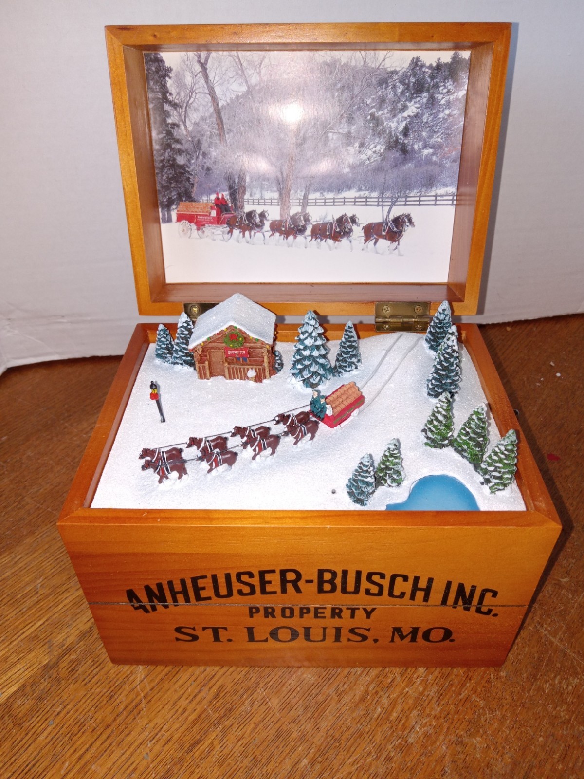 BUDWEISER BEER CRATE MUSIC BOX Clydesdales THE KING OF BEERS Bradford Exchange