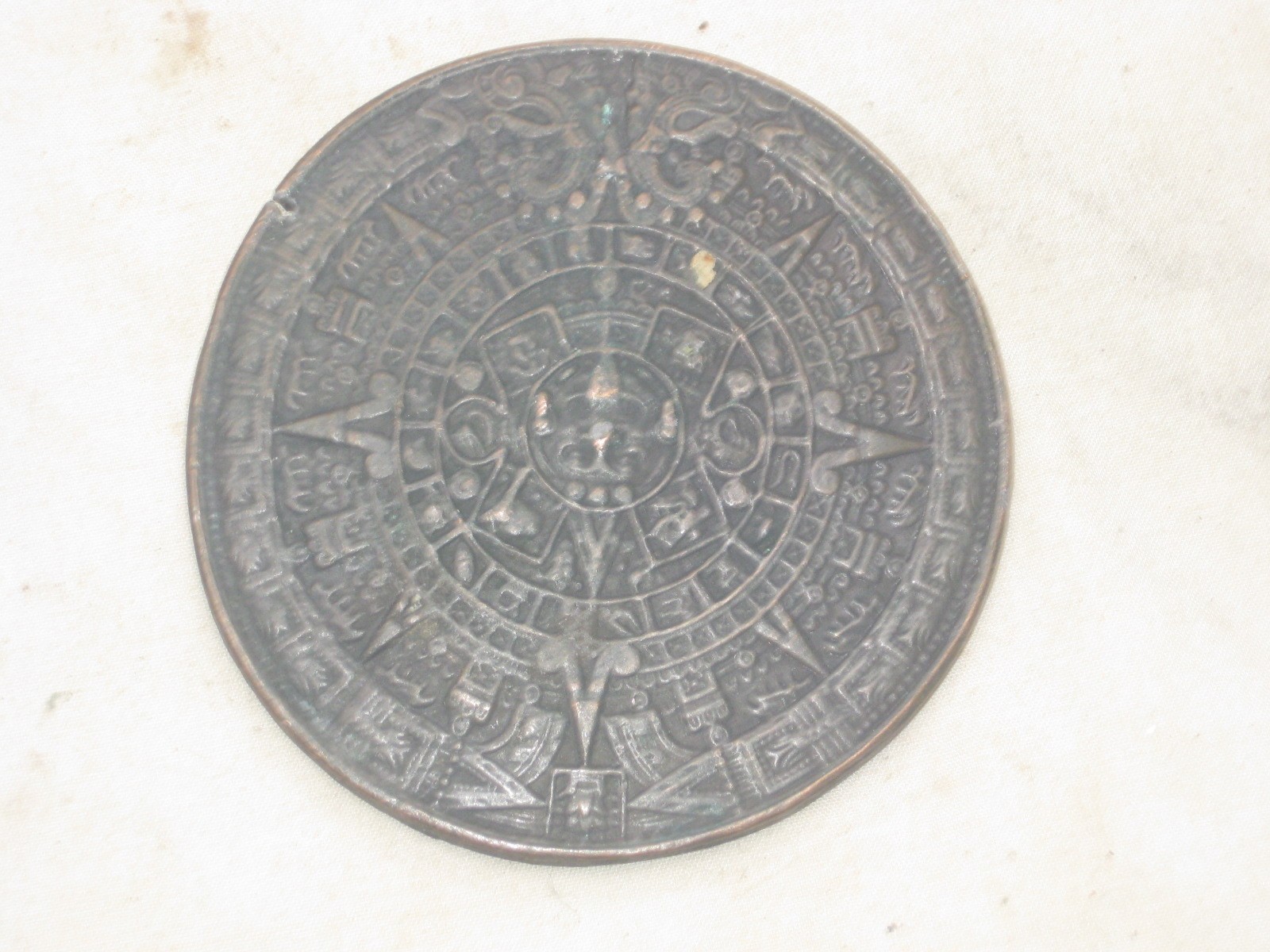 * damaged vintage CALENDARIO AZTECA Y PIEDRA DEL SOL MEXICO medal medallion * damaged vintage CALENDARIO AZTECA Y PIEDRA DEL SOL MEXICO medal medallion