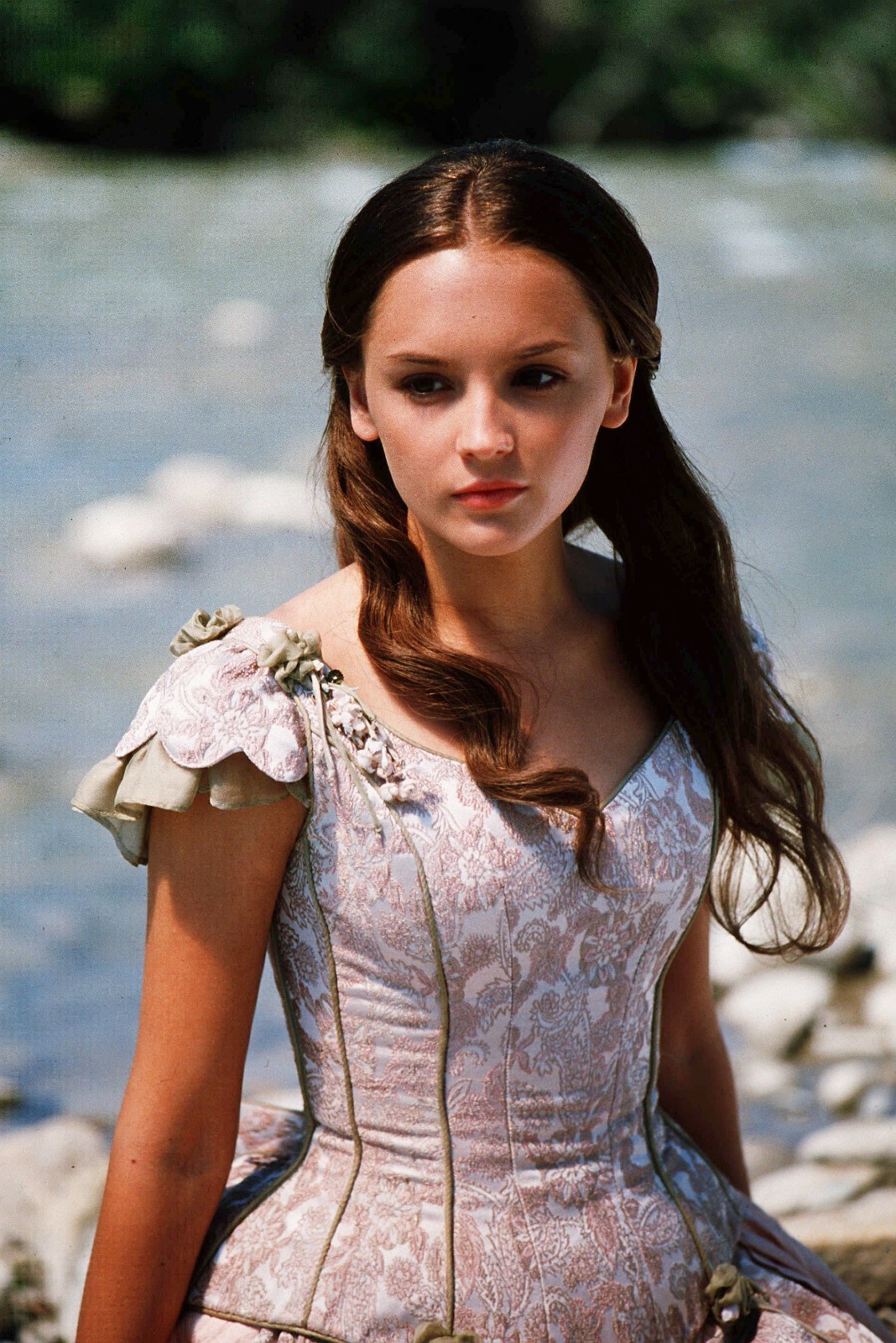 Rachael Leigh Cook in an 11\