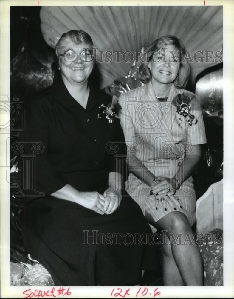 1993 Press Photo Sister Bright and Cheryl Cabes at Catholic Charities event