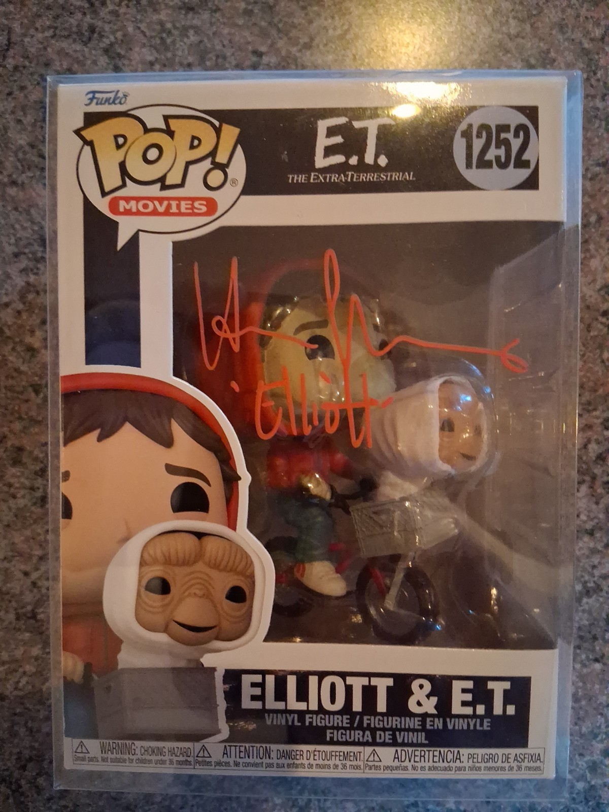 Henry Thomas signed Elliot and ET Movies Funko Pop #1252. Beckett 