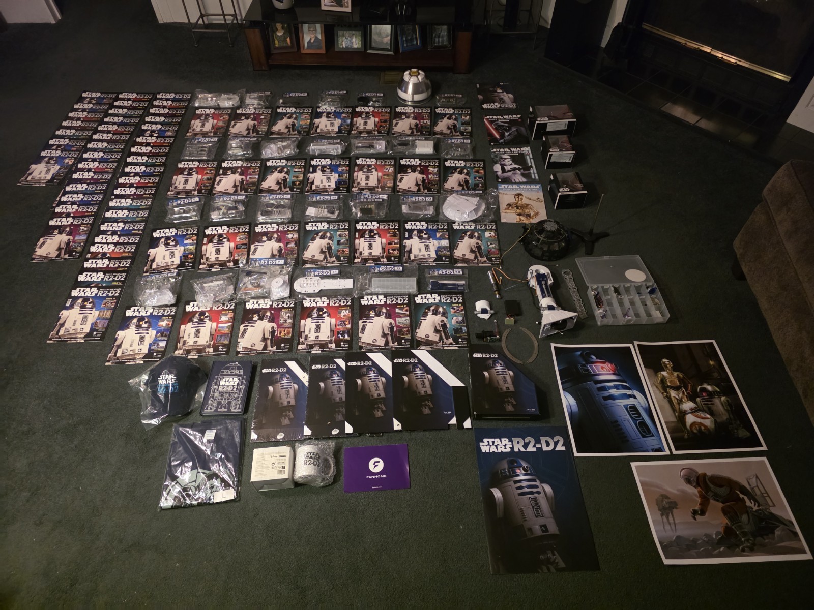 Huge Collection of the DeAgostini/Fanhome Star Wars R2D2 kit.  Many extras.