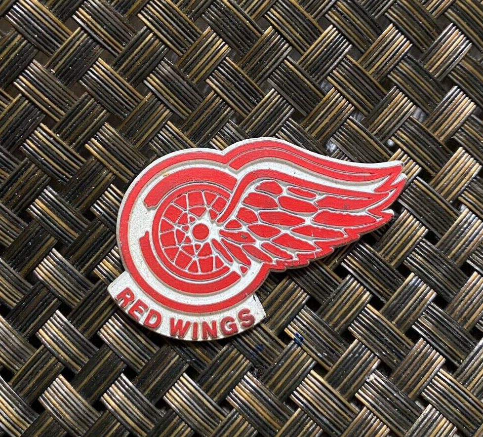 VINTAGE NHL HOCKEY DETROIT RED WINGS TEAM LOGO COLLECTIBLE RUBBER MAGNET RARE *