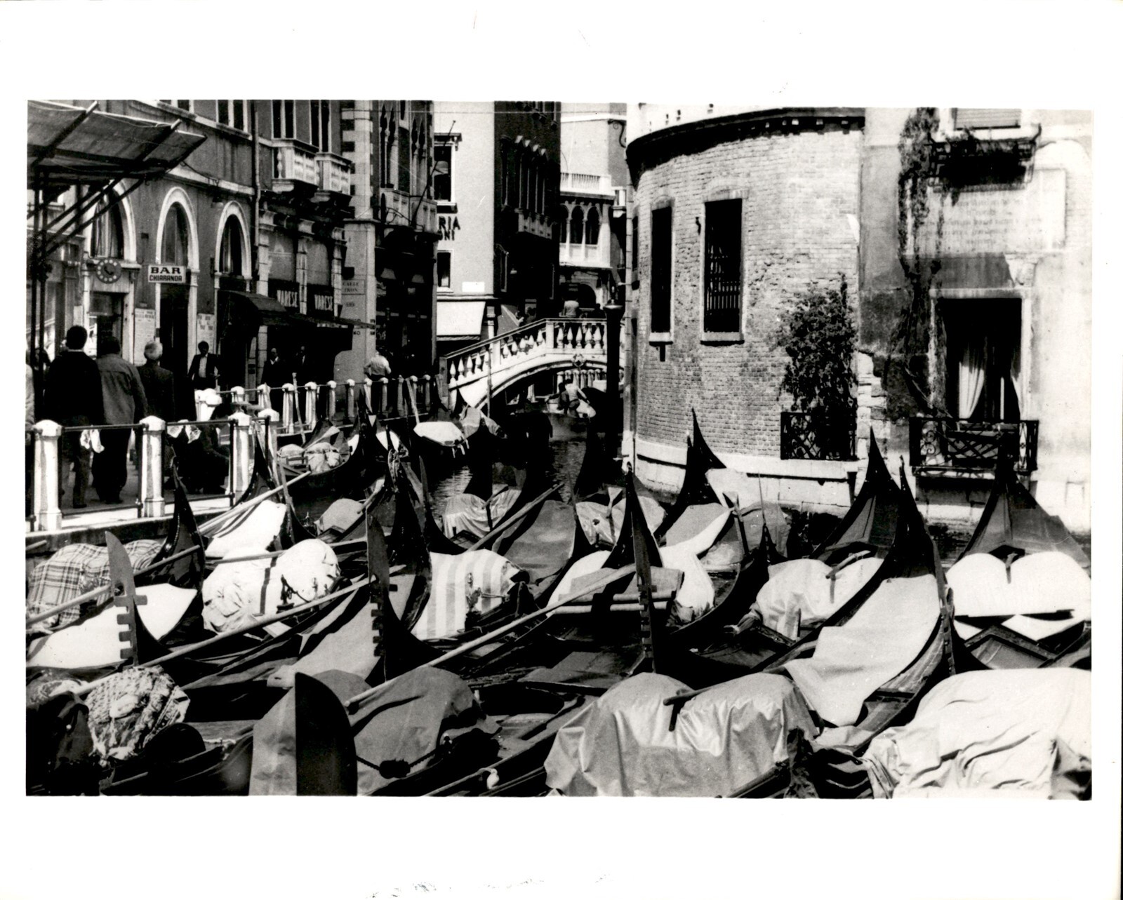 LG19 1980 Orig Photo OFF-DUTY GONDOLAS FLOTILLA CANAL PARKING LOT VENICE ITALY