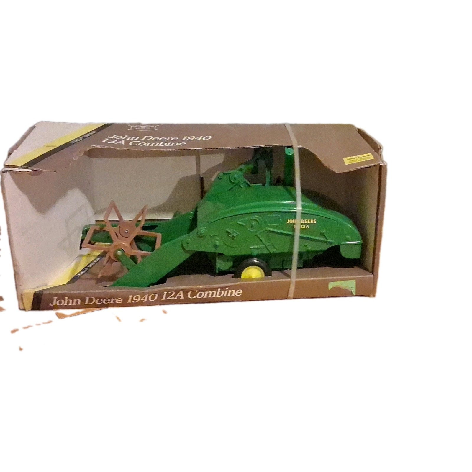 John Deere 1940 12A Combine 1/16 Scale Die-Cast Metal Replica w/ Box