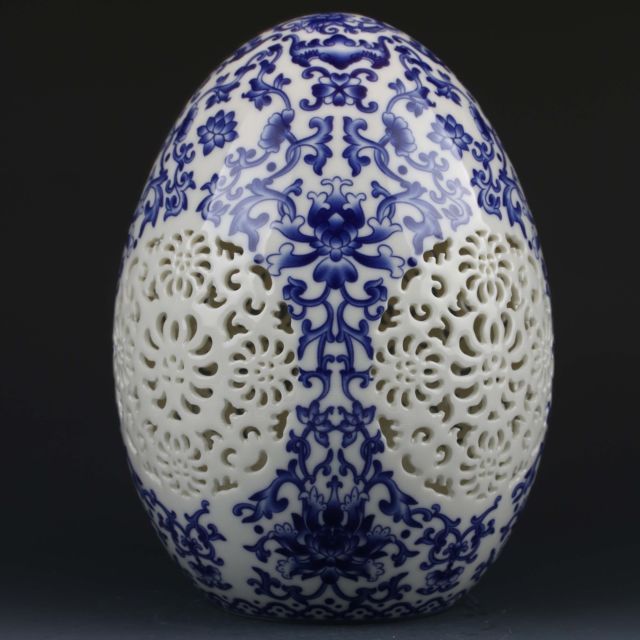 Chinese Blue & White Porcelain Hand-painted Flower Spherical Hollow Carved Vase