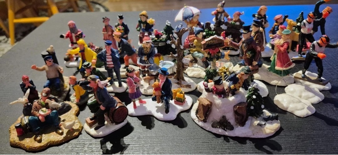 LOT OF 23 LEMAX RETIRED VINTAGE CHRISTMAS FIGURINES LOT OF 23 LEMAX RETIRED VINTAGE CHRISTMAS FIGURINES