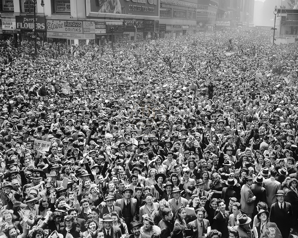 1945 Times Square New York V-E Day Celebration WWII 8x10 Glossy Print HT4136972