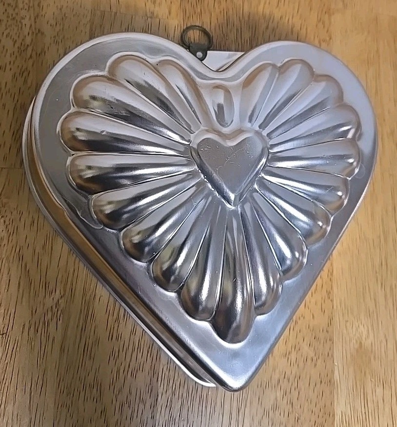 Vintage Heart Shaped Copper Toned Jello /Cake Mold Or Wall Hanging decor 6” Vintage Heart Shaped Copper Toned Jello /Cake Mold Or Wall Hanging decor 6”